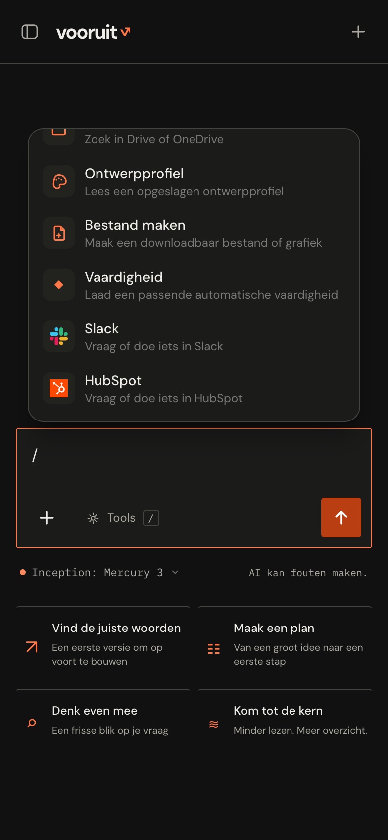 Het slash-menu in de Chat app met de gekoppelde apps Slack en HubSpot